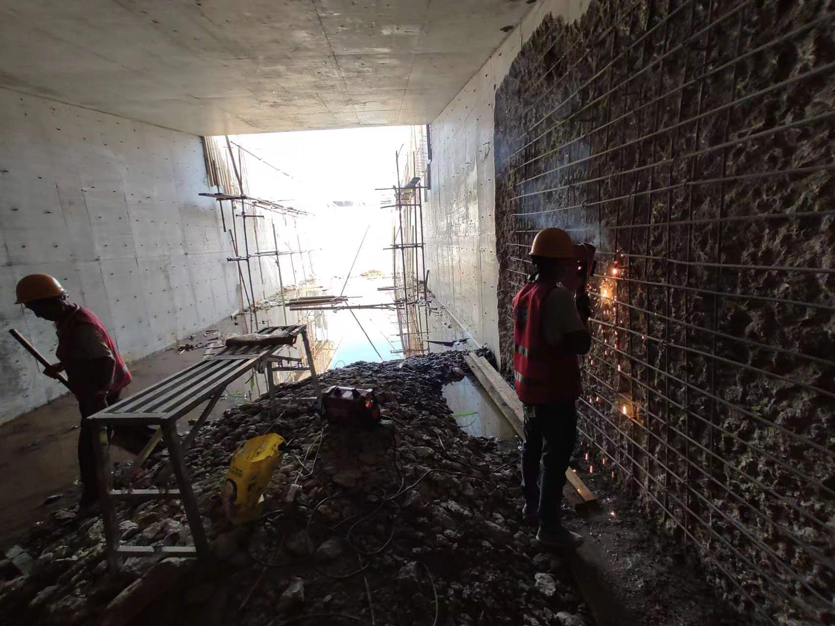 绥滨挖断承重墙导致楼体开裂，加固施工方案出炉